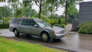 Cadillac grijze rouwauto - foto 7